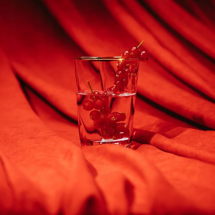 Szklanka do napojów Homla 280 ml w kaształcie serca ze złotą obwódką