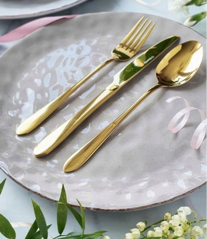 Złote sztućce zestaw z chochlą i łopatką 4 os.