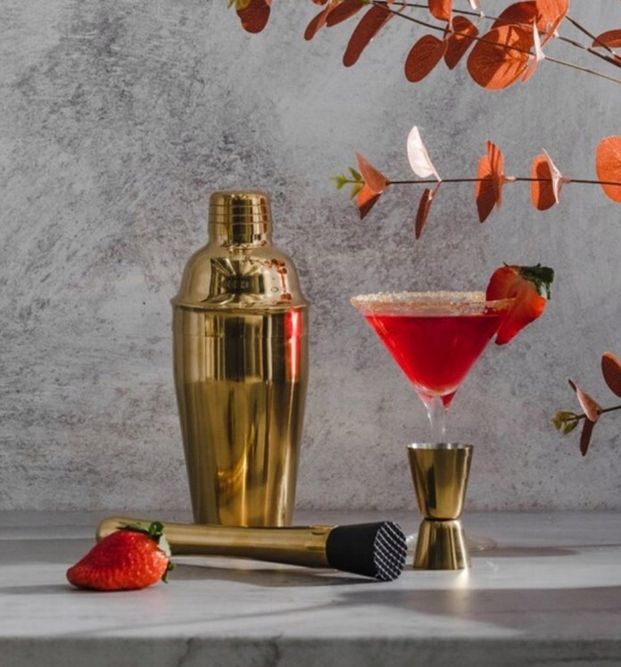 Złoty shaker z akcesoriami barmańskimi