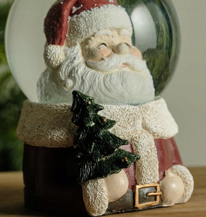 Kula śnieżna z mikołajem Dekoracyjna kula śnieżna z płatkami śniegu