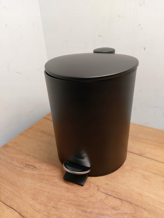 Okrągły kosz na śmieci z pedałem i pokrywką 5L mDesign 26x26 cm czarny