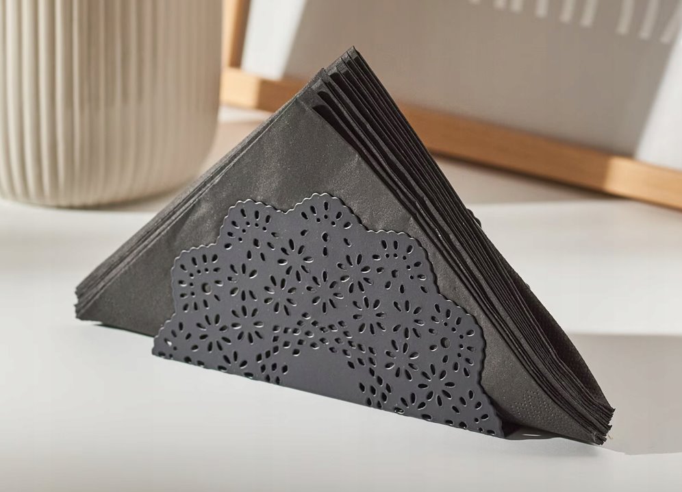 Czarny serwetnik ze wzorem