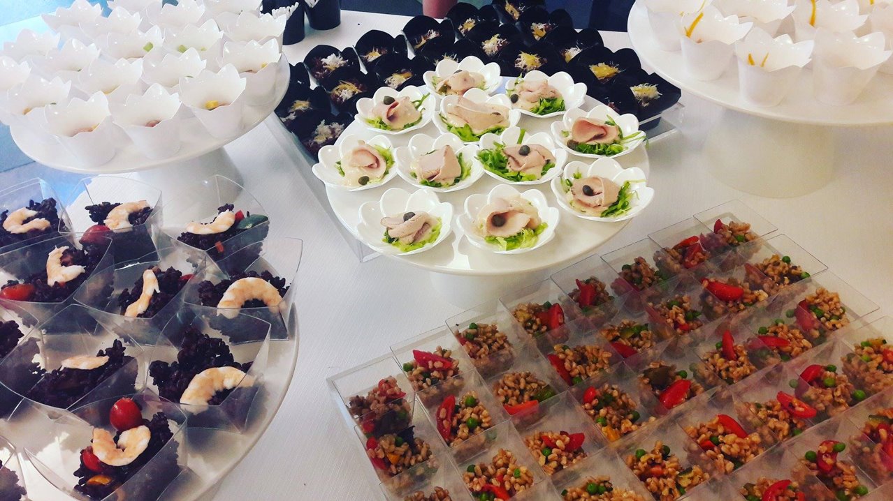 Twist 90 ml czarne miseczki deserki PS, 25 szt