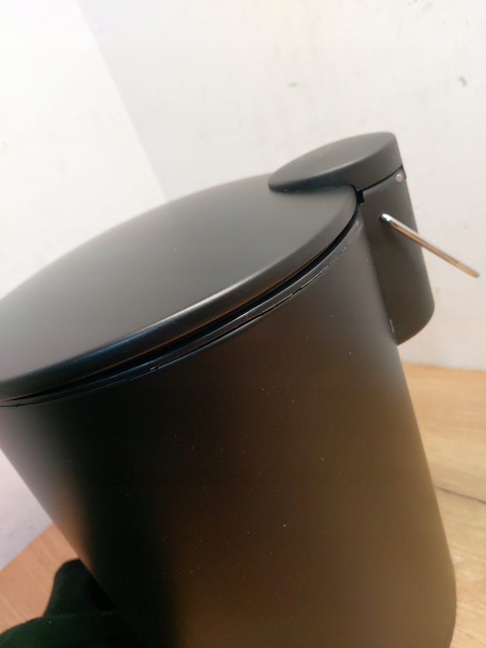 Okrągły kosz na śmieci z pedałem i pokrywką 5L mDesign 26x26 cm czarny