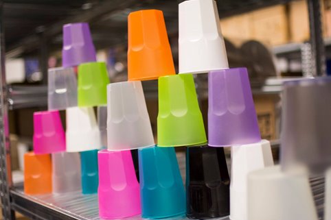 Czarne kubki plastikowe ZMYWARKA dla wymagających