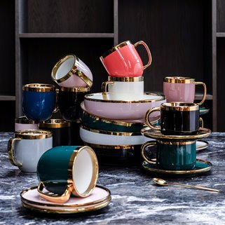 Zestaw kubków ze złotym rantem 2 sztuki