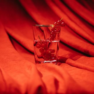 Szklanka do napojów Homla 280 ml w kaształcie serca ze złotą obwódką