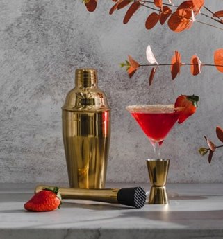 Złoty shaker z akcesoriami barmańskimi