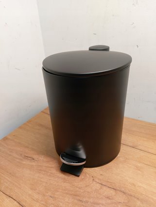 Okrągły kosz na śmieci z pedałem i pokrywką 5L mDesign 26x26 cm czarny