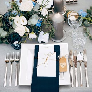 Talerze  wielorazowe kwadratowe 24x24 srebrne 5 szt