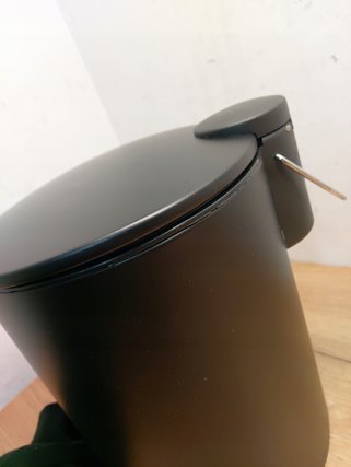 Okrągły kosz na śmieci z pedałem i pokrywką 5L mDesign 26x26 cm czarny